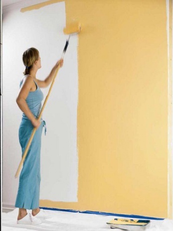 Pintando una pared con humedad
