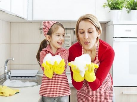 Todos juntos y en familia. Haz que tus hijos ayuden en las labores del hogar.