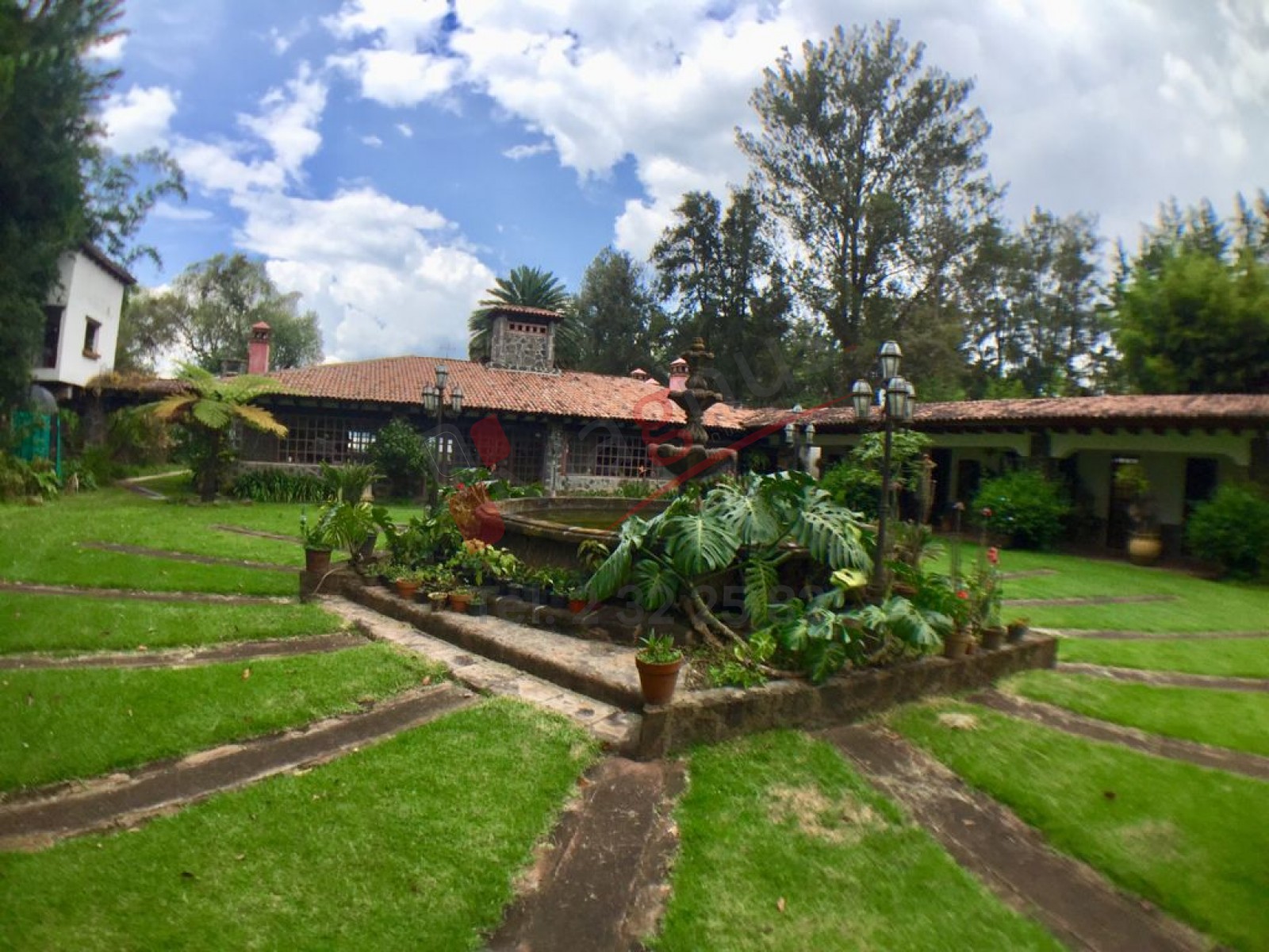 LA CASA DE LAS GOLONDRINAS (TZINZUNTZAN)